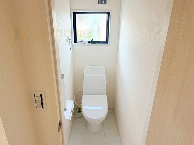 ひたちなか市中根9期　新築戸建て　4号棟のトイレ|温水洗浄便座付きのトイレ。
トイレが２ヵ所設置で朝の忙しい時間でも安心です。