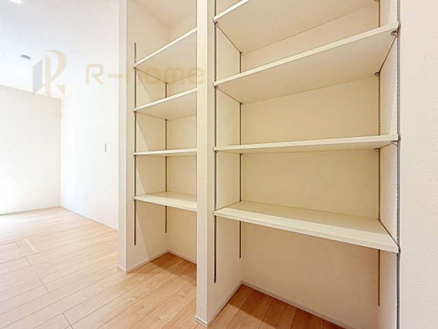 ひたちなか市中根9期　新築戸建て　4号棟の収納|キッチンにはパントリーを設置！キッチン回りの整理整頓の悩みも解決♪
