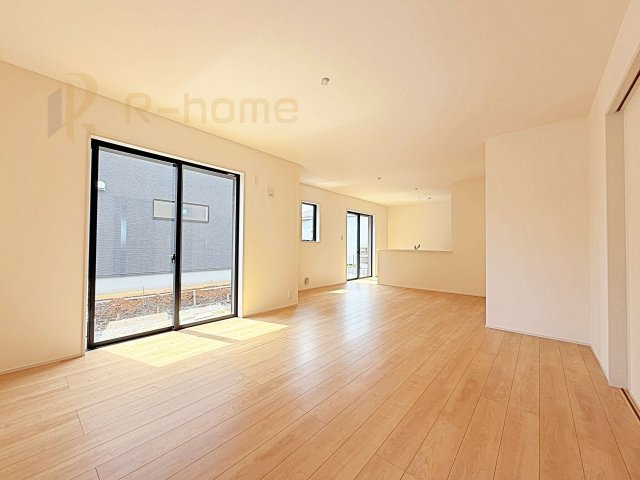 ひたちなか市中根9期　新築戸建て　4号棟の居間・リビング|広々としたLDK♪充分な広さがあり、ご家族でインテリアのレイアウトを考えるのも楽しみですね！