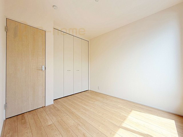 ひたちなか市中根9期　新築戸建て　4号棟の洋室|どんな部屋家具も合わせやすいシンプルな洋室！
たっぷりの日差しと心地よい風が舞い込む住まい♪