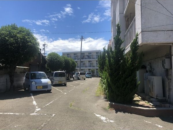 コーニッシュ西中島(旧　西中島第二マンション)の駐車場