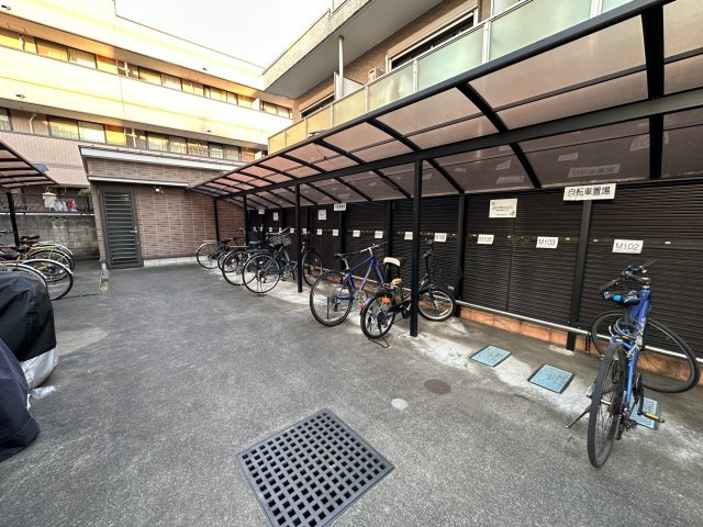 マーベラス府中の駐車場