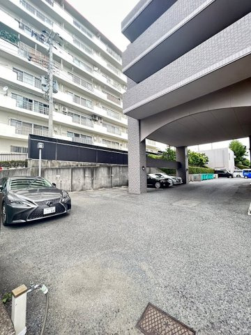 パークハイム神戸熊内町の駐車場