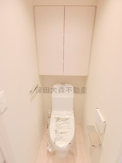 シーズンフラッツ大森西のトイレ|吊戸棚収納と温水洗浄便座付きのトイレ　