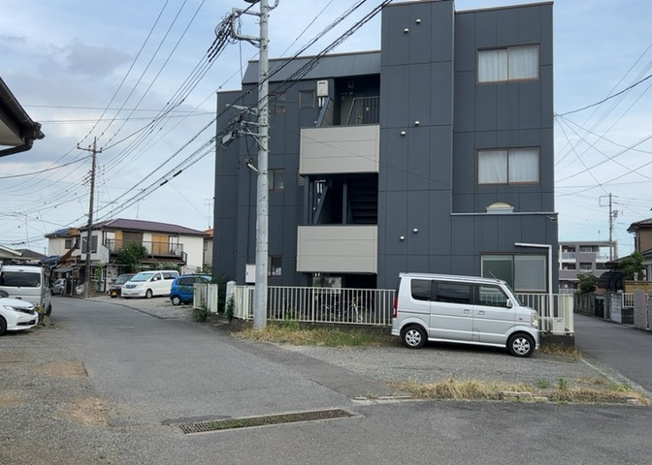【外観】 | キャッスルカームヒルズ | 外観はマンション管理がされているかの目安になります。築年数が古いと、壁面は劣化してひび割れが生じることも！建物が古びていても細かいところが修繕されていると、きちんと管理されているなぁと感じるでしょう。
