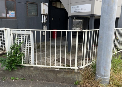 【駐車場】 | キャッスルカームヒルズ | 車一台あたりに必要なスペースは、標準サイズの普通自動車で横幅2m50cm、長さ5mは必要になります。ただし、乗降のことも考慮して横幅3m30cm、長さ5m50cmほどは確保できるところを選びましょう。