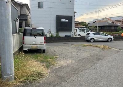 【駐車場】 | キャッスルカームヒルズ | 駐車場と明記されていても、最小スペースでつくられた駐車場だと大型車は駐車できなかったり、出入りしにくくなったりする可能性があります。お車のサイズと購入したい物件の駐車場のサイズを現地で確認しましょう。