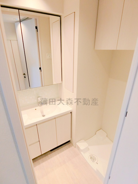 シーズンフラッツ大森西の洗面所|3面鏡の独立洗面台　室内洗濯機置き場
