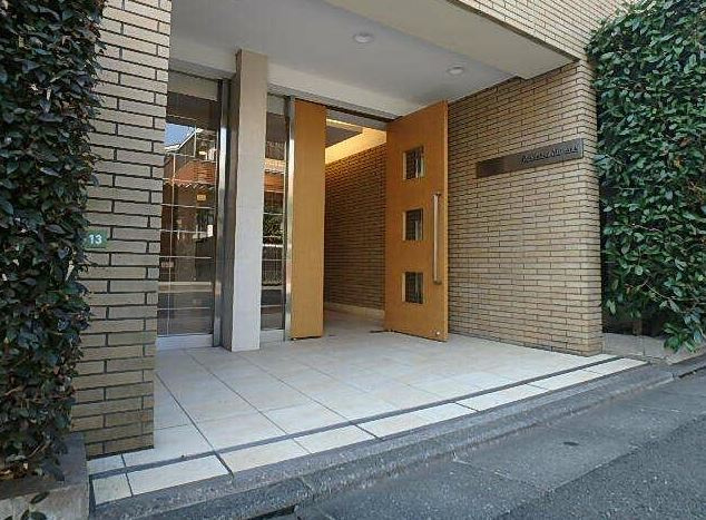 レジデンス三宿　ネット無料　トランクルーム　メゾネットのエントランス