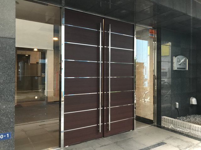 プレール・ドゥーク西大島駅前のエントランス