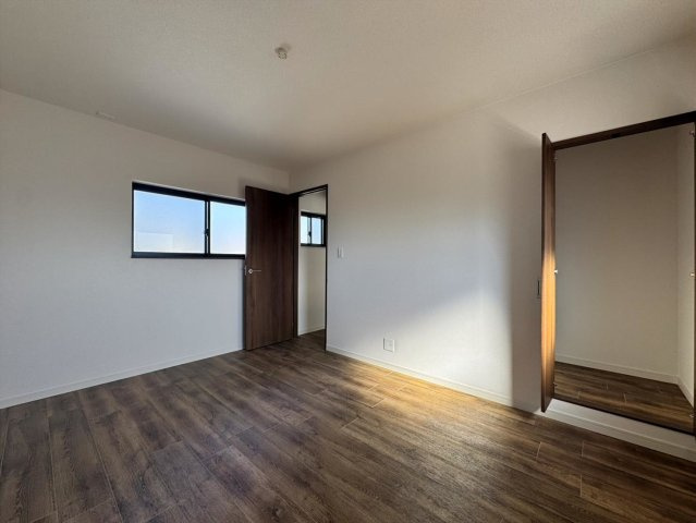 大字小野田中古一戸建て①の洋室