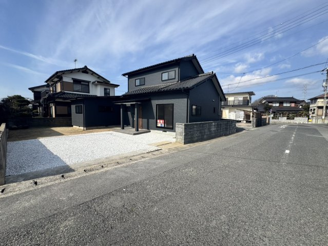 大字小野田中古一戸建て①の前面道路含む現地写真