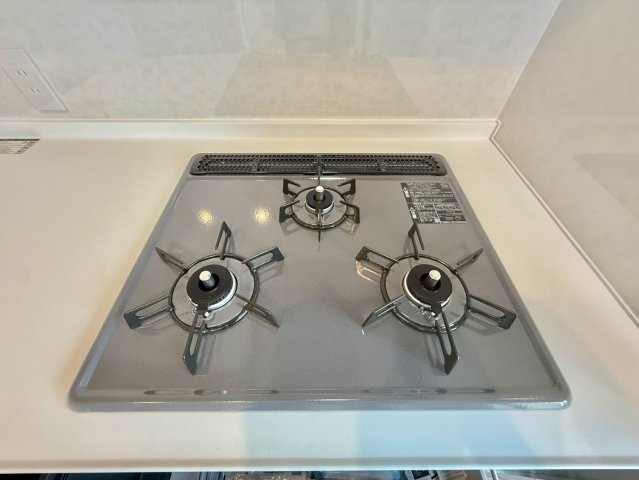 武蔵野ベルハイツ三鷹のキッチン|作った煮込み料理の鍋を置く場合など、コンロが3口あると重宝しますね。

現地ご見学希望・資料請求などお気軽にお問い合わせ下さい！
03-5990-5201