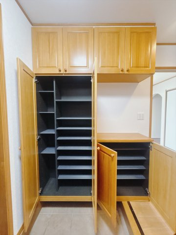 【中古戸建】前橋市富田町の収納|■玄関｜毎日の「いってらっしゃい」や「お帰りなさい」を大切なご家族と過ごす玄関は〈使いやすさ〉を追求しております。玄関横の物入は急な来客時でもさっとお片付けできるスペースを確保しています。