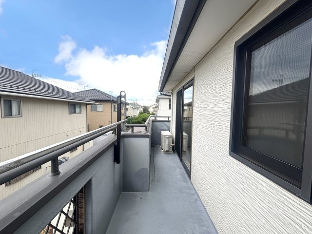 【中古戸建】前橋市富田町のバルコニー|■バルコニー｜あたたかな陽のひかりを浴びることのできるバルコニー。お洗濯物やお布団を干せば、家族みんなが気持ちよく暮らすことができます(*^^*)