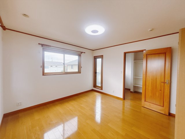 【中古戸建】前橋市富田町の洋室|■2階洋室｜ナチュラルカラーの床です。模様替えなどとても楽しく工夫できます♪陽当たり、風通しもとても良いので毎日快適な生活スタートです！子供部屋にも良いですね♪