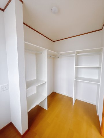 【中古戸建】前橋市富田町の収納|■WIC｜お洋服はもちろん、使う頻度の少ない家具や小物・場所を取りがちな旅行用のスーツケースなどもしまえます。また、厚手のコートをしまっても充分な広さを堪能できるプランです♪
