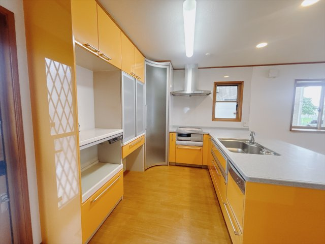 【中古戸建】前橋市富田町のキッチン|■キッチン｜ワークトップの幅が広く、お子様といっしょにお料理をつくったり、ちょっとしたパーティーも楽しめます。フラットなのでお掃除がしやすいのもポイントです♪