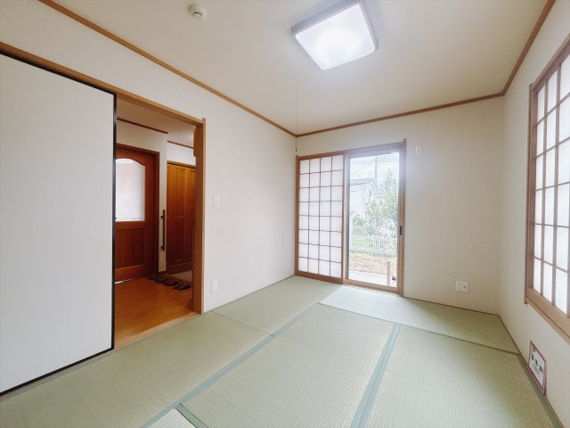 【中古戸建】前橋市富田町の和室|■1階和室｜和室でしか味わえない畳ならではの香りや素材で和のやすらぎを感じてください♪休日はお子様とお昼寝するのにも最適です！