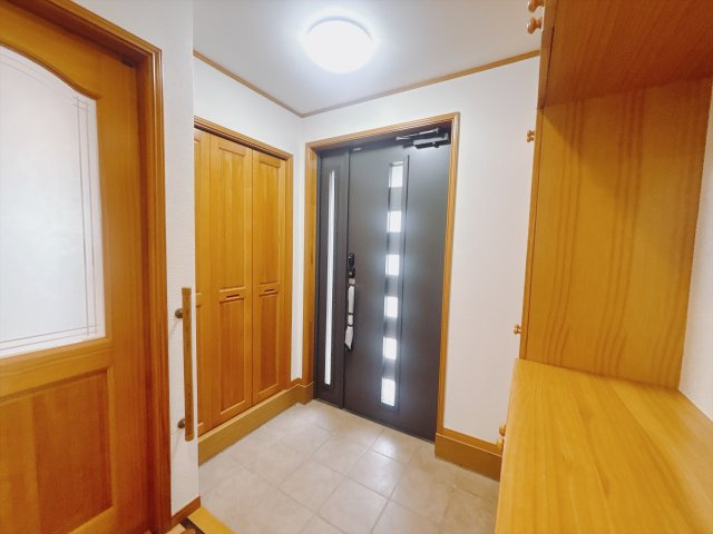【中古戸建】前橋市富田町の玄関|■玄関｜「玄関から、我が家を心地よく。自然の風や光を感じられる気持ちのいい玄関へ。」永く居心地のいい暮らしを演出する快適性能と安心を両立させたドアを採用しました！