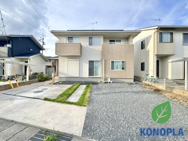 【中古戸建】館林市新宿2丁目の外観|■外観｜室内の隅まで陽射しが差し込みやすい全居室南向き♪リビングやバルコニーからお子様の遊ぶ姿を見守ることができます。