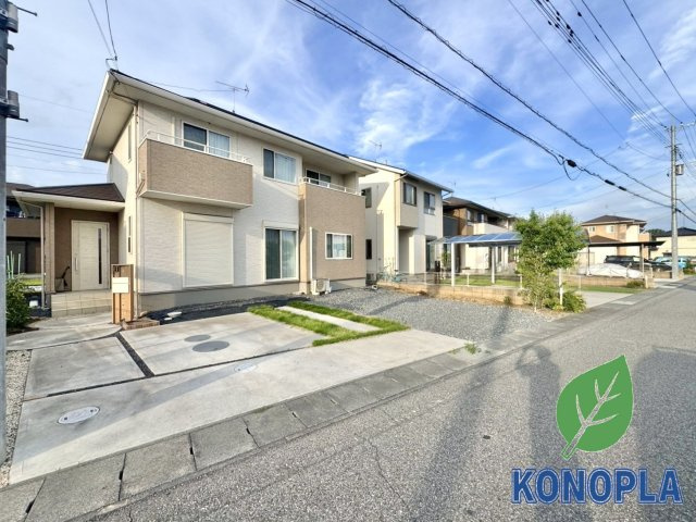 【中古戸建】館林市新宿2丁目の外観|■外観｜広々とした駐車スペースで楽々駐車可能！お買い物後もスムーズにお荷物を運べます♪