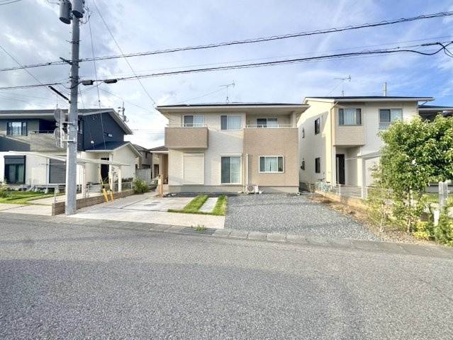 【中古戸建】館林市新宿2丁目の外観|■外観｜庭付き一戸建てならお子様やペットが走り回っても大丈夫！伸び伸びと遊び、過ごすことができます♪