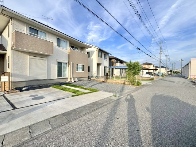 【中古戸建】館林市新宿2丁目の外観|■外観｜周囲の見渡しが良く、車の出入りの際も安全確認がしやすいため、小さなお子様がいるご家庭でも安心です♪車の出入りやすれ違いもスムーズで日々の運転も安心して行えます♪