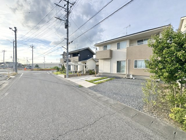 【中古戸建】館林市新宿2丁目の外観|■外観｜住宅街の中でも圧迫感が少なく、のびのびとした暮らしが叶う立地となっています♪