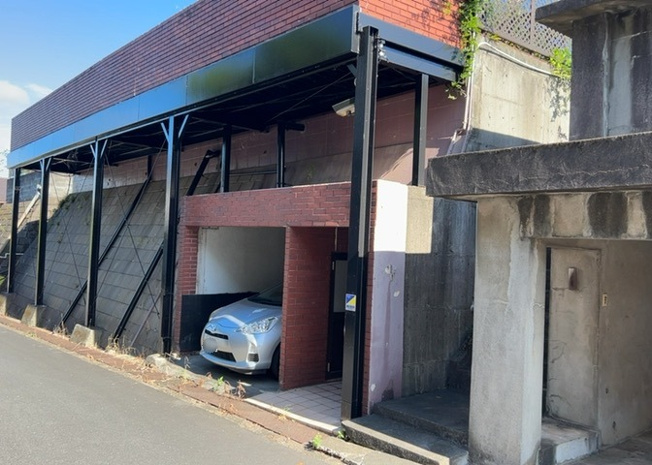 【前面道路含む現地写真】 | 道幅が狭い場所は比較的土地の値段が低いことが多く、また交通量が少ないため騒音が少なく静かな環境で過ごせます。また、小さいお子様がいるご家庭も安心です。一方で車の駐車が難しいというデメリットもあります。