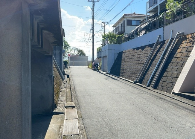 【展望】 | 土地の地勢が高台の場合、景色を綺麗にみることができ、景色にこだわってお家探ししている方におすすめです！また平坦地よりも風通しがいいというメリットがあります。デメリットもあるので是非現地でご確認下さい。