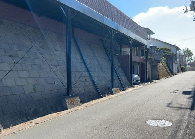 【前面道路含む現地写真】 | お持ちの車種によっては前面道路が広い方が便利でしょう。しかし、前面道路が広ければその分交通量が多くなるため、騒音などが気になる場合があります。実際に現地を見学し、周辺交通量や騒音などを確認しましょう！