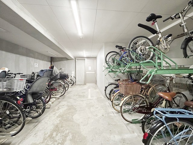 【駐輪場】 | ディナスカーラ常盤台 | 自転車置き場。マンションの共用部にあたります。空きの有無や駐輪料金、各戸の台数制限などについては、改めてお問い合わせください。～即日のご見学可能～　お問合せはお気軽にどうぞ。
