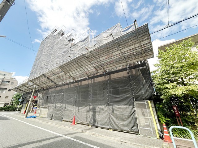 【外観】 | ディナスカーラ常盤台 | 大規模修繕工事中。手入れの行き届いた外壁やエントランスなど、「見ればわかる」レベルで清潔感を保ったマンションです。～即日のご見学可能～　お問合せはお気軽にどうぞ。
