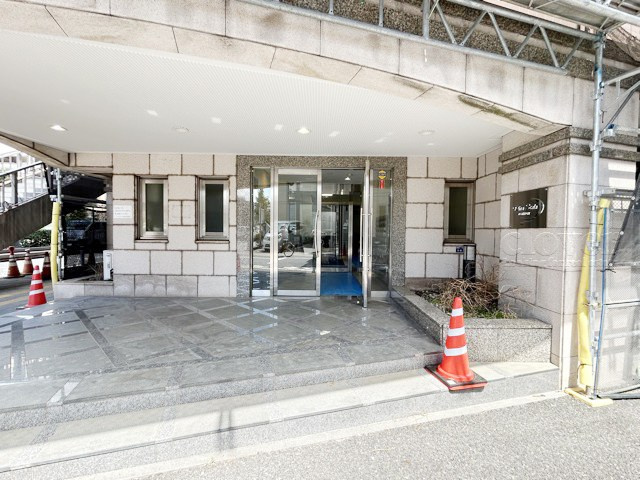【エントランス】 | ディナスカーラ常盤台 | オートロックを備えた、マンションのエントランス。やはりセキュリティの観点は欠かすことができません。皆様を“安全”に送り出し、出迎えてくれます。～即日のご見学可能～　お問合せはお気軽にどうぞ。
