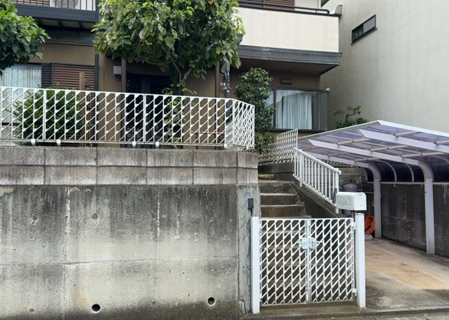 【玄関】 | 玄関は家の顔でもあり、家族以外の目にも止まる場所です。玄関は外との間を仕切る扉、靴などをしまっておく収納スペース、靴脱ぎのたたきスペース、来客とのやり取りをするドアホンなど複数のアイテムからなります。