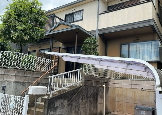 【構造・工法・仕様】 | 木造住宅とは土台、壁、柱など建築物の強度を支える構造体の材に木が使用されている構造を指します。構造体は建物の自重を支えるだけではなく風圧や水圧、積裁荷重などあらゆる衝撃に耐えるための基礎です。