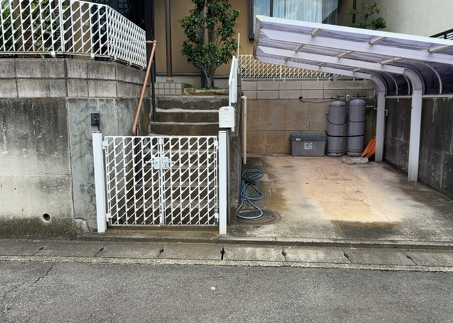 【内装】 | 玄関ポーチにおいて最も重視すべきと言っても良いのが広さです。適切な広さの玄関ポーチでないと外見的なバランスは崩れてしまいますし、何より使いにくくなってしまいますので、現地で実際に下見をしてみましょう！