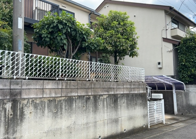 【冷暖房・空調設備】 | 床下換気口は、床下に湿気がこもることを防ぎ、効果的に換気を行うために設置されています。床下換気口が設置されていない建物は、基礎パッキング工法などにより換気を行なっています。詳細は現地でご確認ください。