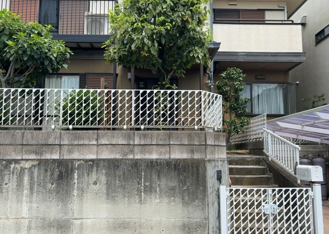 【外観】 | 隣家の土地はどうなっているのか、生活利便施設が近くにあるのか、学校まで近いかなど、お客様のライフスタイルにあわせたイメージが重要です。また、近くにあると困る施設が近くにないかも確認するといいでしょう。