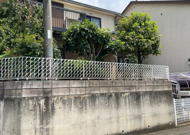 【外観】 | 現地に行くなら、物件の周囲の地形がどうなっているかを見ることも大切です。周辺より低くなっている土地では、大雨などで水が集まりやすいため、地盤が弱くなっているということも考えられるため、注意が必要です。