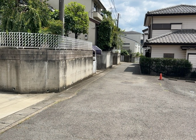 【前面道路含む現地写真】 | 南側道路の場合は長い時間光を入れ込むことができるため、庭やリビングを道路側に持ってくることが多く土地価格も高い傾向にあります。一方北側道路だとリビングや庭が南側になりプライバシーを守ることができます。