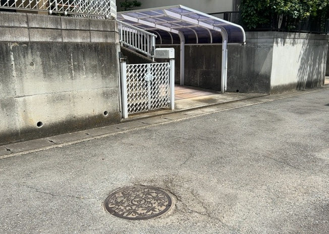 【前面道路含む現地写真】 | 東側道路の場合は居室を南向きに設計しやすいため、朝日が入りやすいというメリットがあります。一方、西側道路も東側同様に居室を南向きに設計しやすいのですが、住宅地だと朝日が入りにくいという弱点があります。