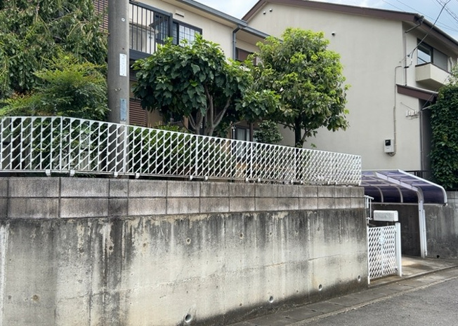 【庭】 | 庭のある家に住むことのメリットとして、子どもたちの遊び場を確保できること、ガーデニングや家庭菜園を楽しめること、明るさを確保できることがあります。また、配置を工夫することでプライバシーが確保できます。