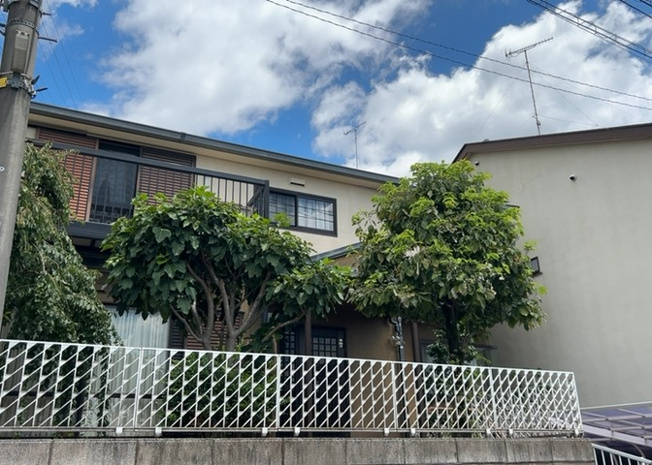 【バルコニー】 | バルコニーは、建物内から室外へ楽に出入りできる便利なスペースです。また、バルコニーには手すりを付けることが義務付けられており、手すりの高さは110cm以上で施工することが建築基準法で定められています。