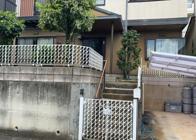 【玄関】 | 玄関は家の顔と言っても過言ではありません。現地を見学する際は玄関の広さや全体のバランスなどを見てみるといいでしょう。一般的なアプローチのしやすさだけではなく、お年寄りにも優しい設計のものだと安心です。