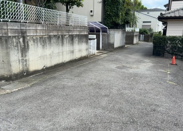 【前面道路含む現地写真】 | 住宅用の土地では前面道路に2m以上接していなければならないと法律で定められています。しかし、お持ちの車のサイズやライフスタイルなどにより、2mでは利便が悪い場合もございますので、事前に確認しましょう。