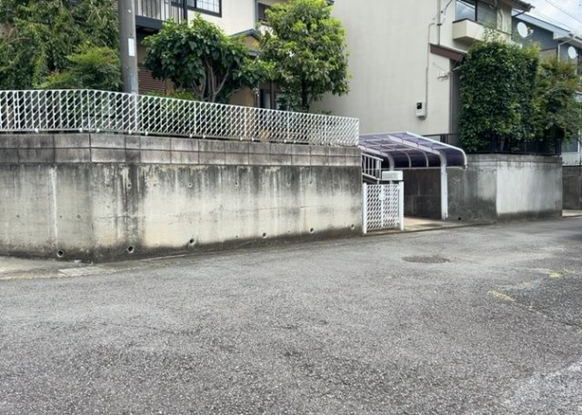 【前面道路含む現地写真】 | 道幅が広い場所は日当たりや風通が良好です。幅が広いのですれ違いも可能ですし大きな車でも駐車可能！一方で、大型車が通ることも多くなるため交通量の増加により騒音に繋がります。また土地の値段が高くなります。