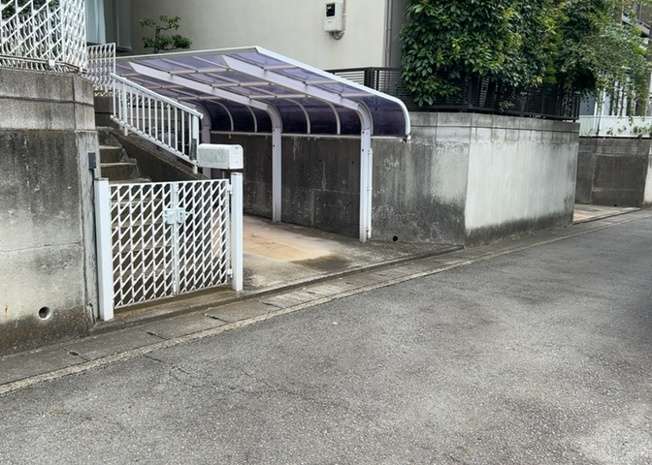 【駐車場】 | 駐車場と明記されていても、最小スペースでつくられた駐車場だと大型車は駐車できなかったり、出入りしにくくなったりする可能性があります。お車のサイズと購入したい物件の駐車場のサイズを現地で確認しましょう。