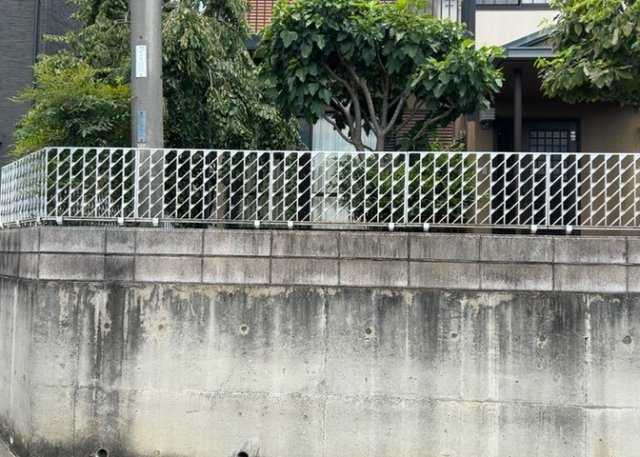 【庭】 | 庭があることでガーデニングや家庭菜園はもちろん、こどもの遊び場やペットを放して遊ぶことができます。また、家の周囲に余裕があるということです。隣地との間があれば、十分な日当たりと、風通しが確保できます。
